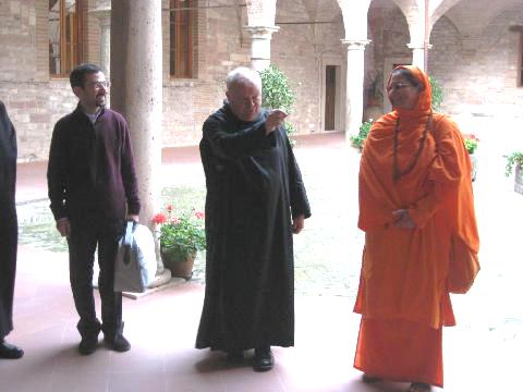 fr. Matteo, p. Cipriano Carini, sv. Hamsananda nel chiostro dell'abbazia di San Pietro (Assisi, 27 ottobre 2011)